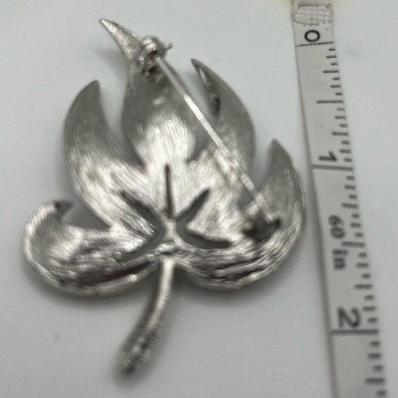 Vintage Silver-Tone Leaf Brooch – Textured Modernist Design - Picture 3 of 3